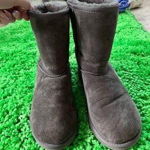 Womens grey Uggs fits 8-9 foot size